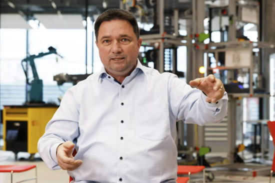 Urs Rüegg from Microsoft Switzerland: HoloLens experienced a boost at the beginning of the Covid-19 pandemic, when many companies had to reduce the workforce in their factories to a minimum due to contact restrictions. (Photo: Ruben Sprich)